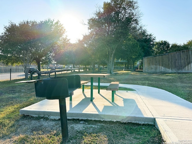 view of property's community featuring a lawn