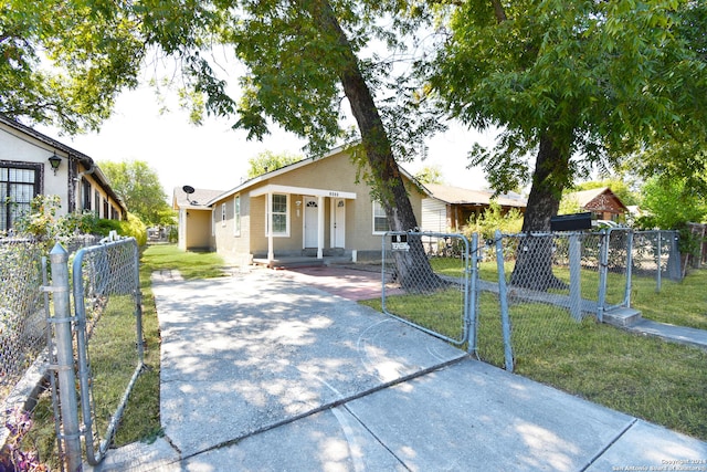 view of front of house featuring a front yard