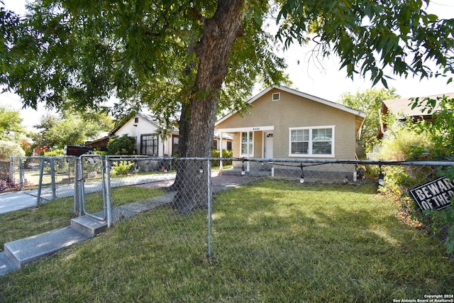 view of front of home featuring a front lawn