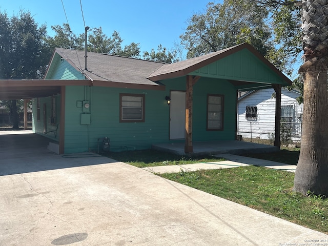 view of front facade featuring a carport