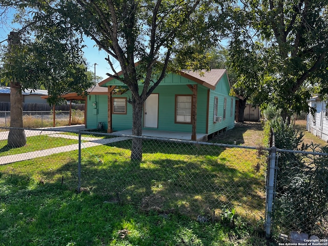 view of front facade featuring a front yard