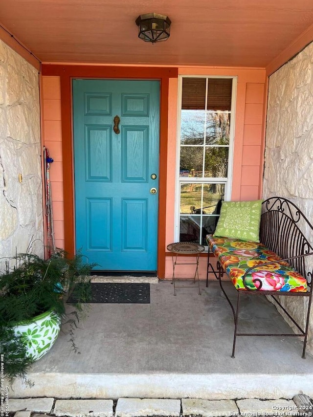 entrance to property featuring a porch