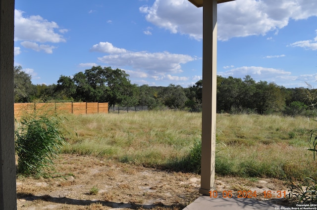 view of yard featuring a rural view