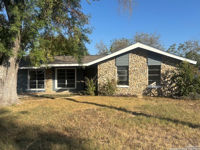 single story home featuring a front lawn