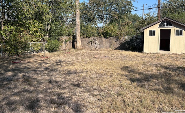 view of yard with a storage shed