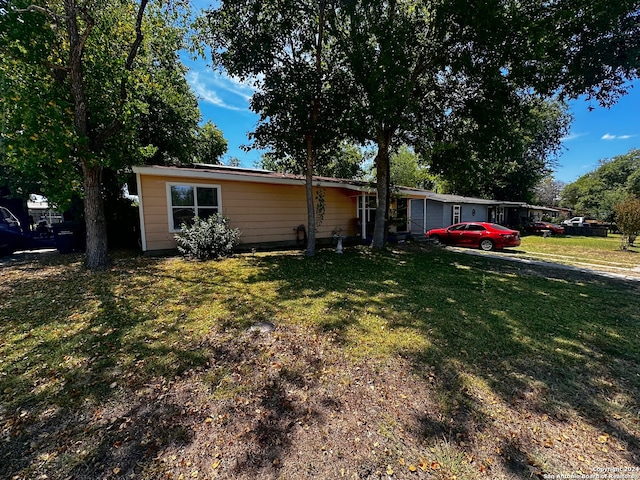 single story home with a front lawn