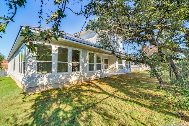 view of side of property featuring a lawn