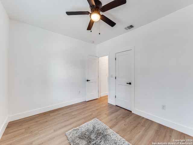 unfurnished room featuring light wood-type flooring and ceiling fan