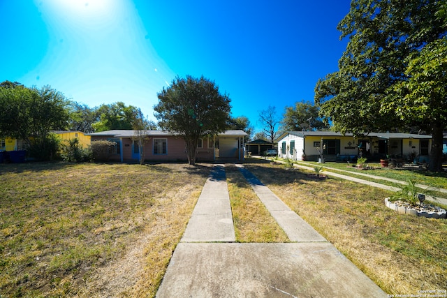 view of front of house featuring a front yard