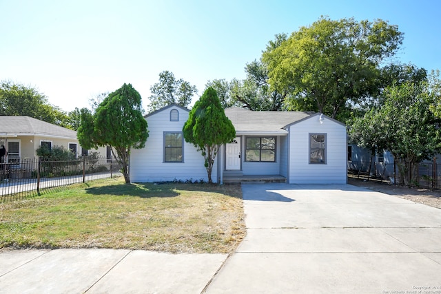 view of front of home featuring a front lawn