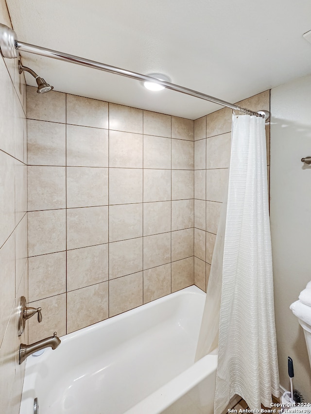 bathroom with shower / tub combo