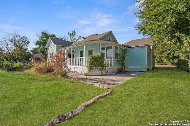 view of front facade featuring a front lawn