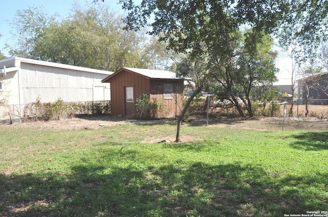 view of yard featuring a storage shed