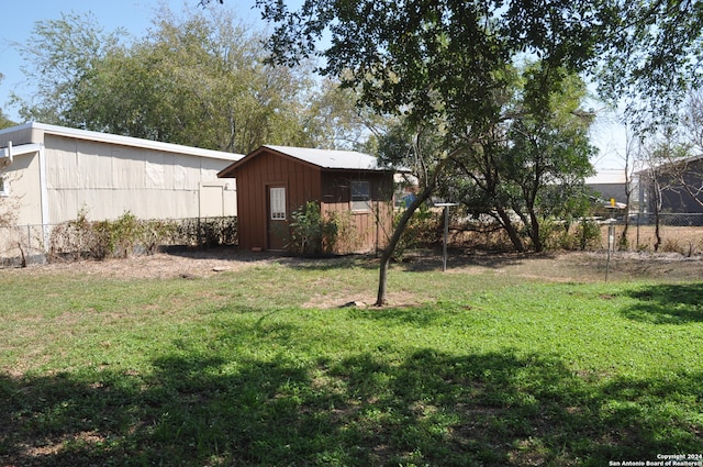 view of yard featuring a storage unit