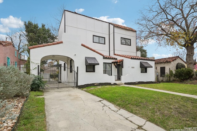 view of front facade featuring a front yard