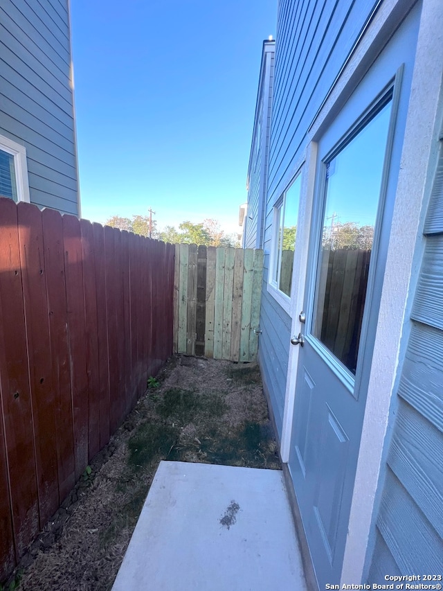 view of yard featuring a patio area