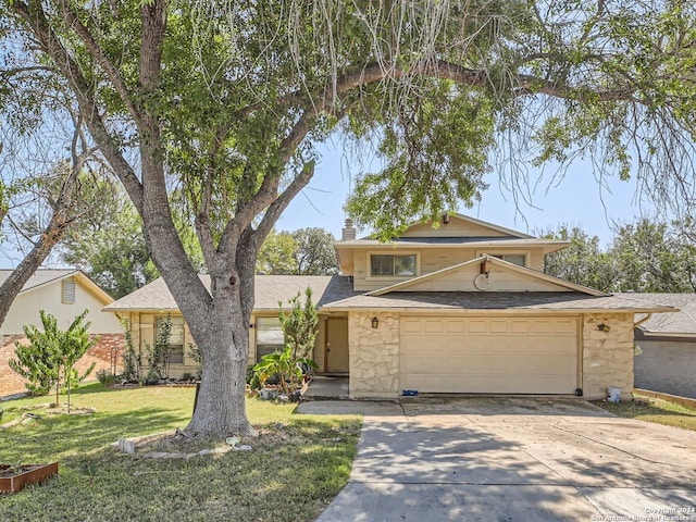 view of front of property featuring a front lawn and a garage