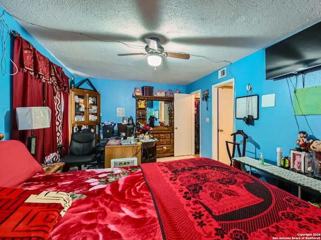 bedroom featuring ceiling fan and a textured ceiling