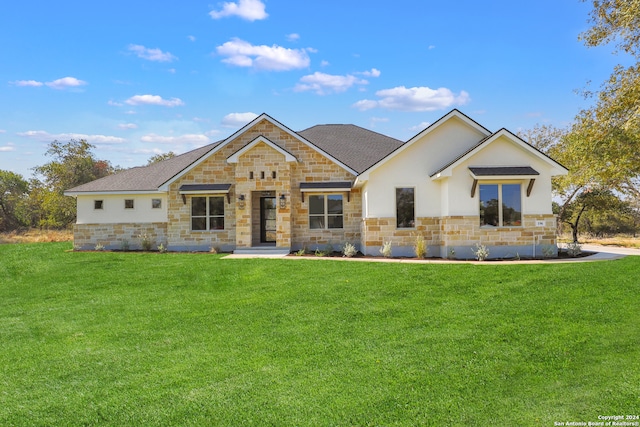 view of front facade featuring a front lawn