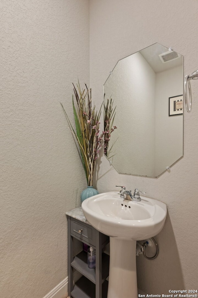 232 Wickersham, Boerne, TX 78015 - bathroom featuring visible vents and a textured wall