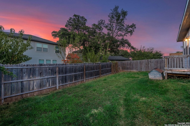 view of yard at dusk