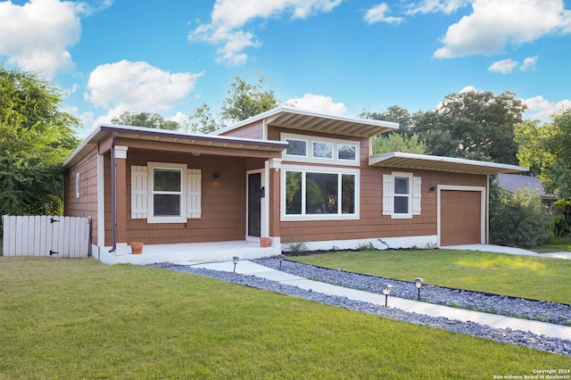 view of front of home featuring a front lawn and a garage