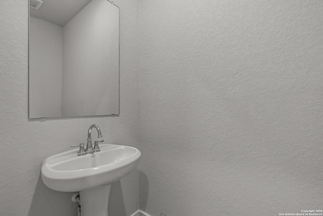 bathroom featuring sink