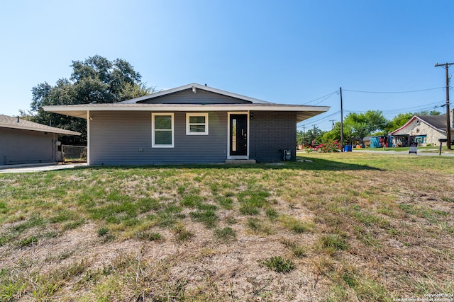 ranch-style home featuring a front yard