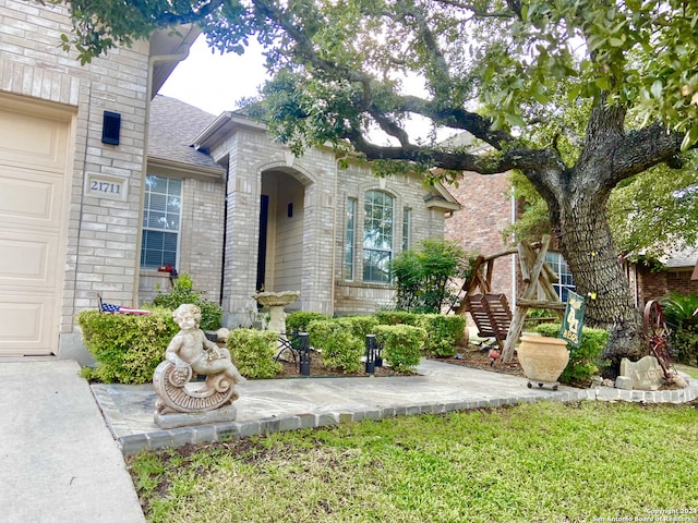 view of front facade featuring a garage