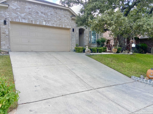 view of front of property featuring a front yard and a garage