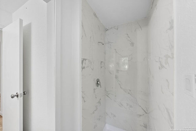 bathroom featuring a tile shower