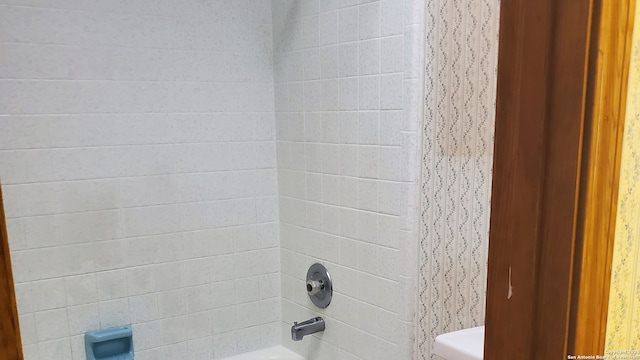 bathroom with shower / washtub combination