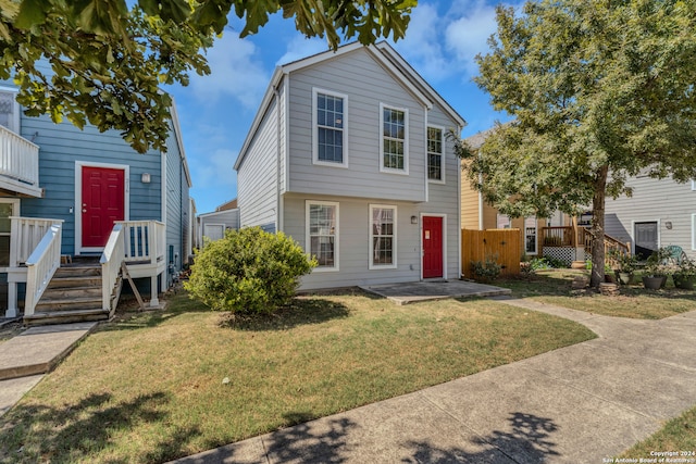 view of front of property featuring a front lawn