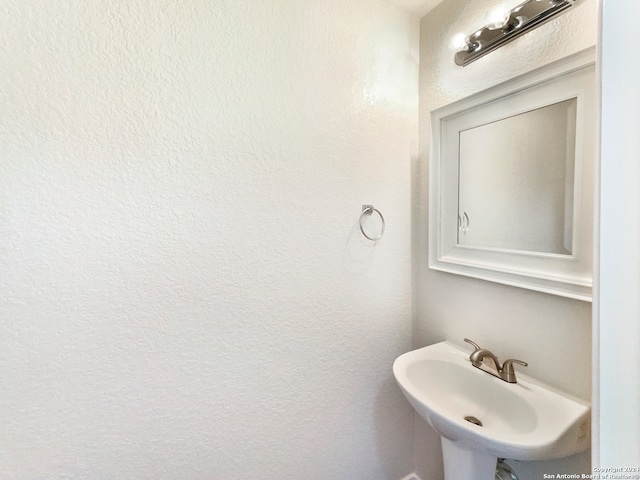 bathroom featuring sink