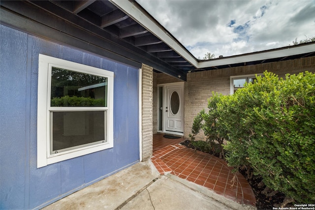 119 Rolling Grn, San Antonio, TX 78228 - doorway to property featuring brick siding