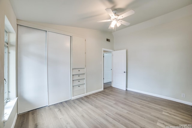 119 Rolling Grn, San Antonio, TX 78228 - unfurnished bedroom featuring light wood-style floors, a ceiling fan, baseboards, visible vents, and a closet