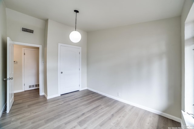 119 Rolling Grn, San Antonio, TX 78228 - interior space featuring visible vents, light wood-style flooring, and baseboards