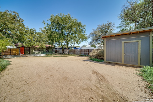 view of yard featuring a storage shed