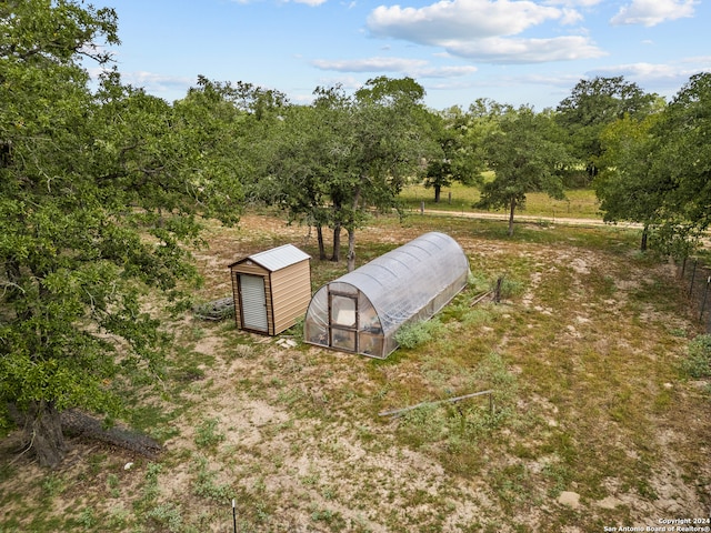 view of yard featuring an outdoor structure