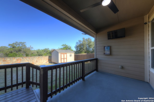 balcony with ceiling fan