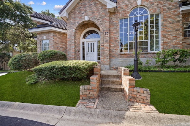 entrance to property featuring a yard