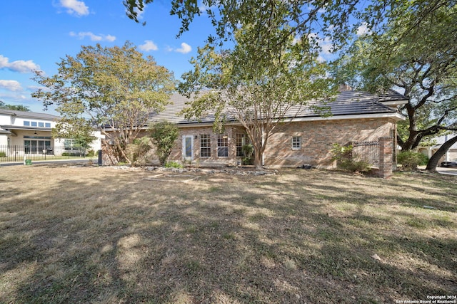 back of house featuring a lawn