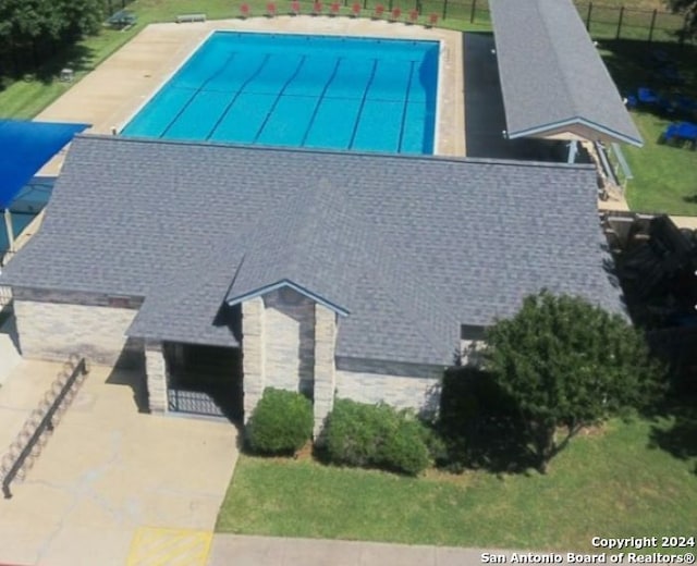 view of swimming pool