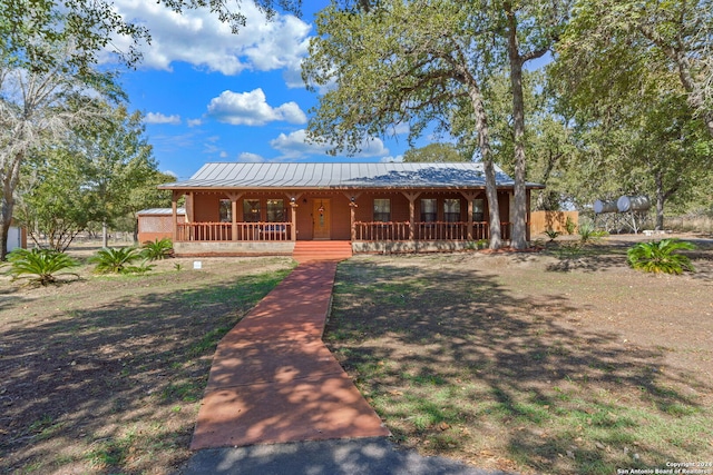 view of front of property featuring a front lawn and covered porch