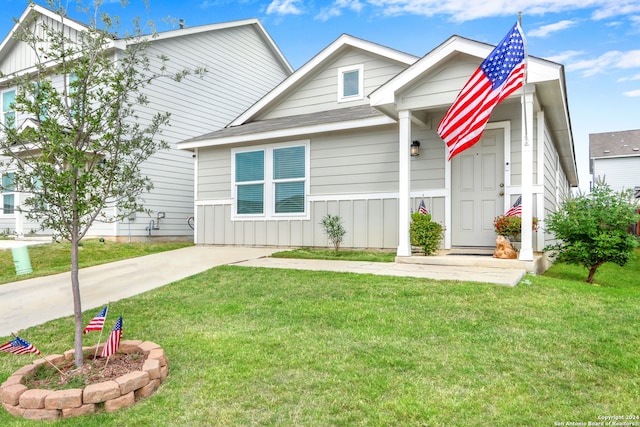 view of front of house featuring a front lawn