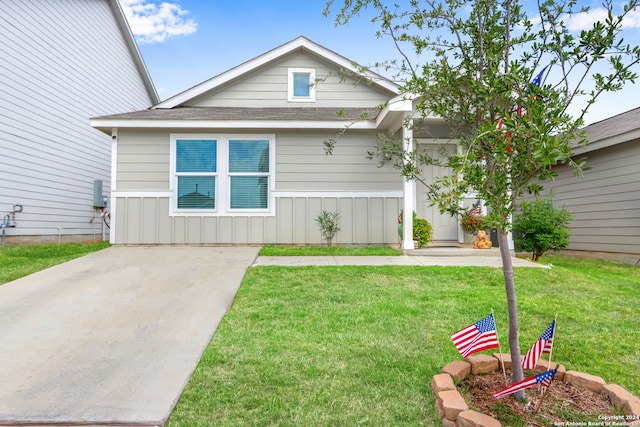 view of front of home featuring a front lawn