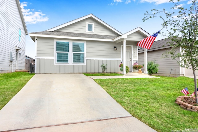 view of front of home featuring a front lawn