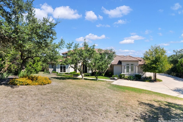 view of front facade featuring a front lawn