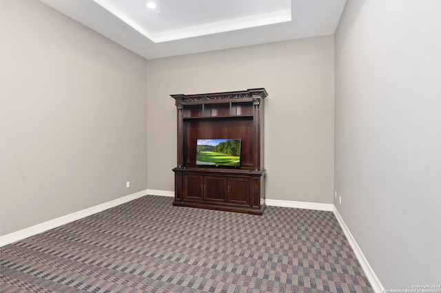 carpeted spare room with a tray ceiling