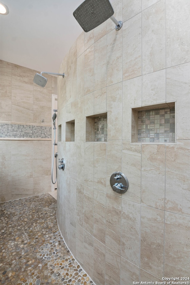 bathroom featuring a tile shower